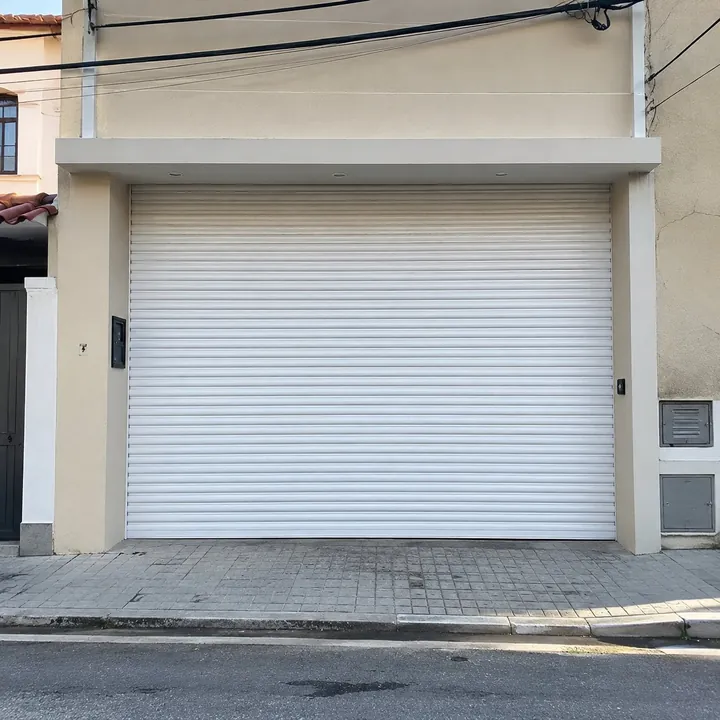 Porta de aço branca em garagem comercial